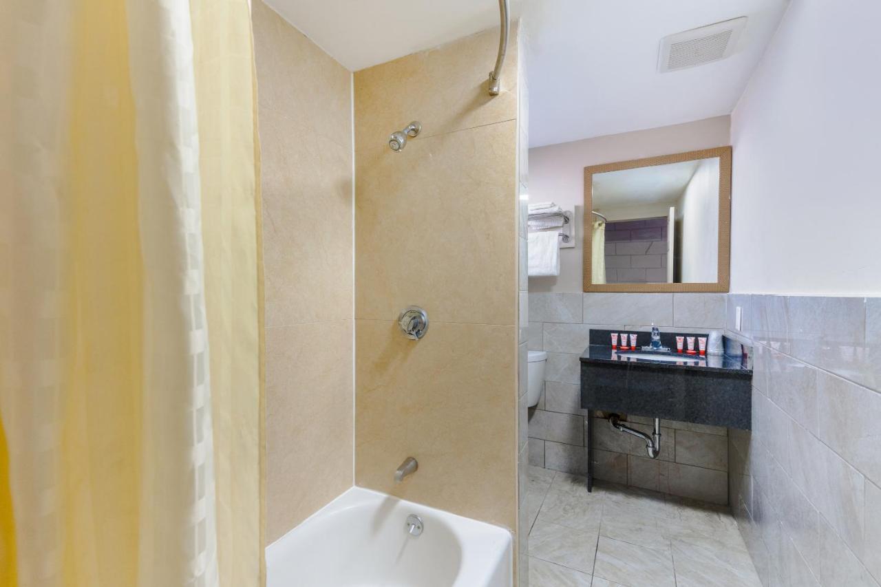 Oyo Hotel Malden Ma Broadway Ngoại thất bức ảnh
